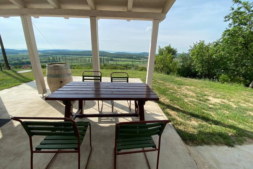 Ferienwohnung Preshaz A Hegyteton Pécsely Exterior foto